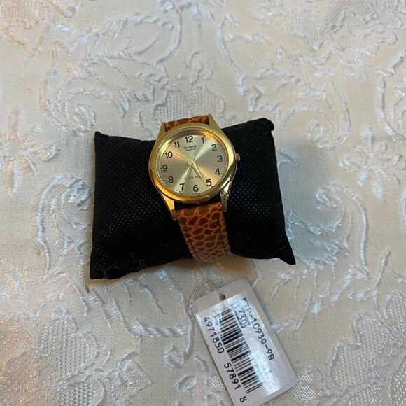 Casio women’s Gold leather Fashion Quartz - Picture 3 of 7